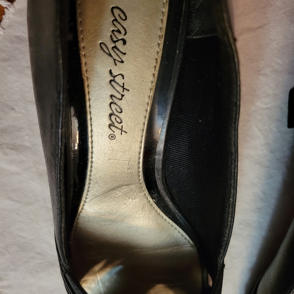 EASY Street Shoes - Size 8 1/2- Black - Picture 3 of 6